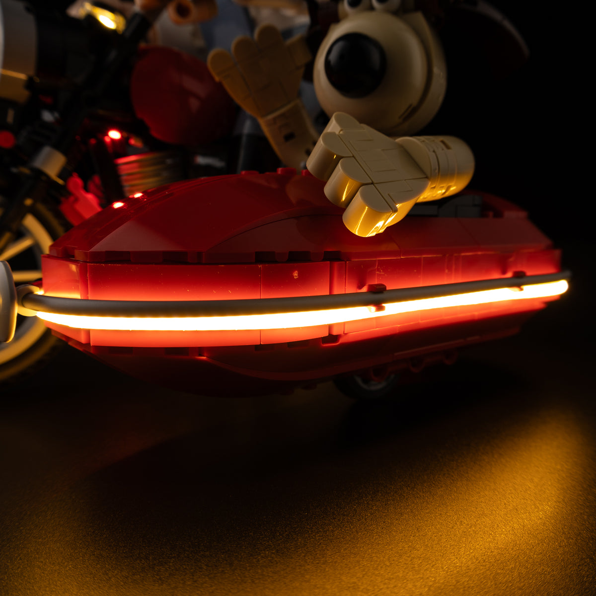 Real warm-white light strip following the red sidecar below Gromit in the LEGO® Wallace & Gromit light kit.