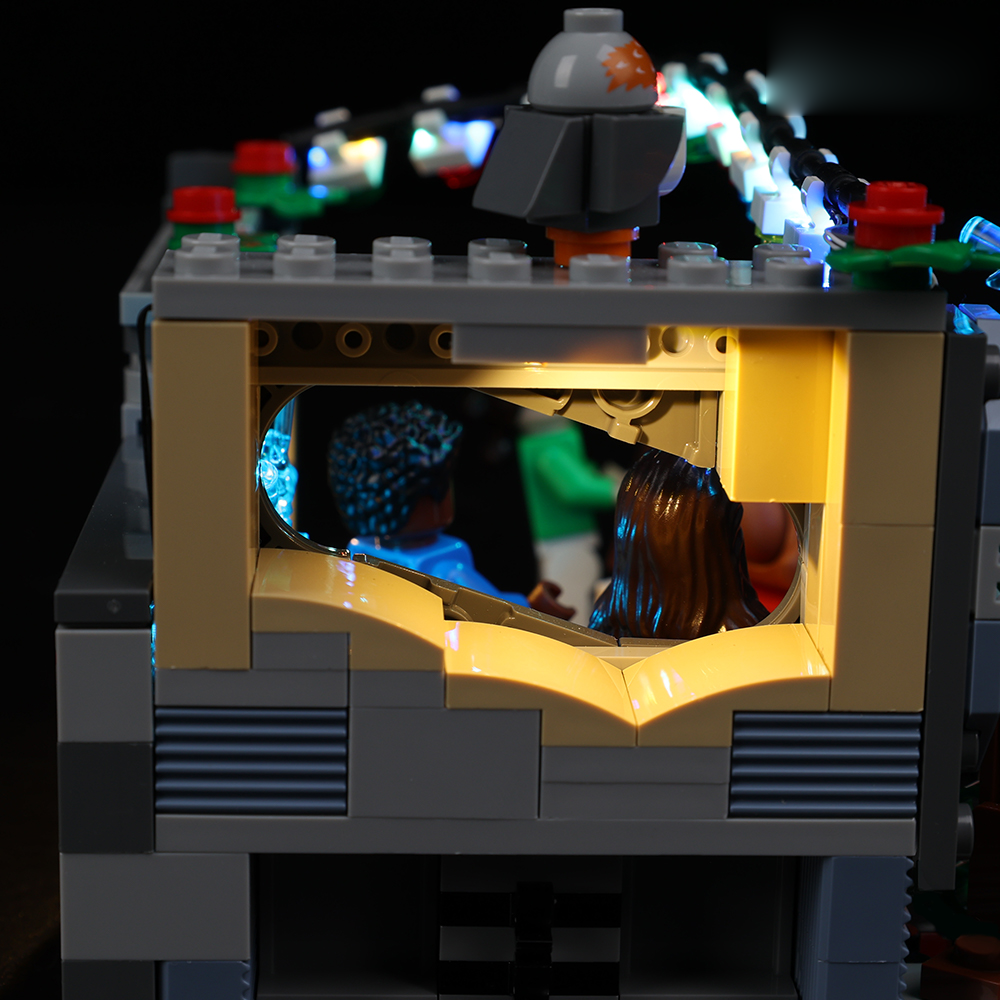 Light Kit for LEGO® Millennium Falcon Holiday Diorama 40658 - interior window detail