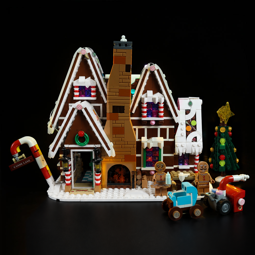 LEGO® Gingerbread House 10267 with Game of Bricks Lights switched off, matching the main product photograph.