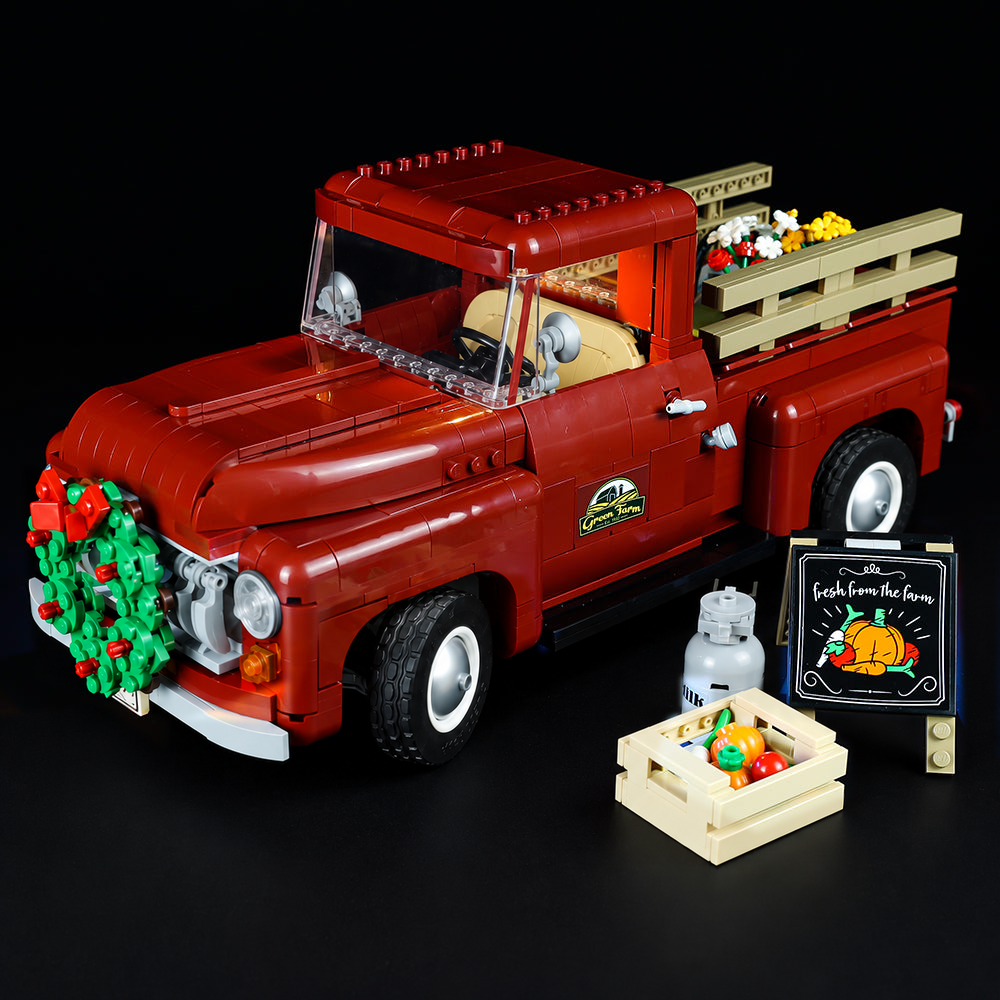 LEGO® Pickup Truck 10290 with Game of Bricks Lights switched off, matching the main product photograph.
