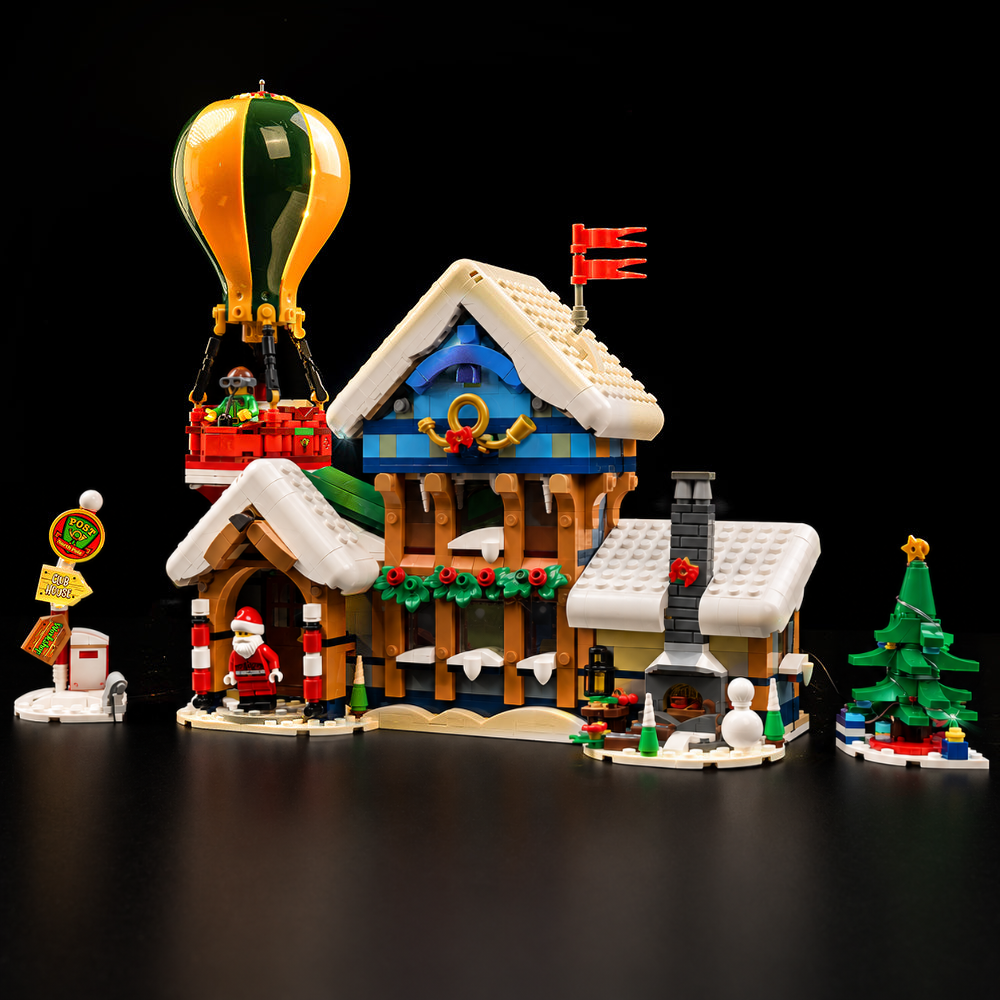 LEGO® Santa’s Post Office 10339 with Game of Bricks Lights switched off, matching the main product photograph.