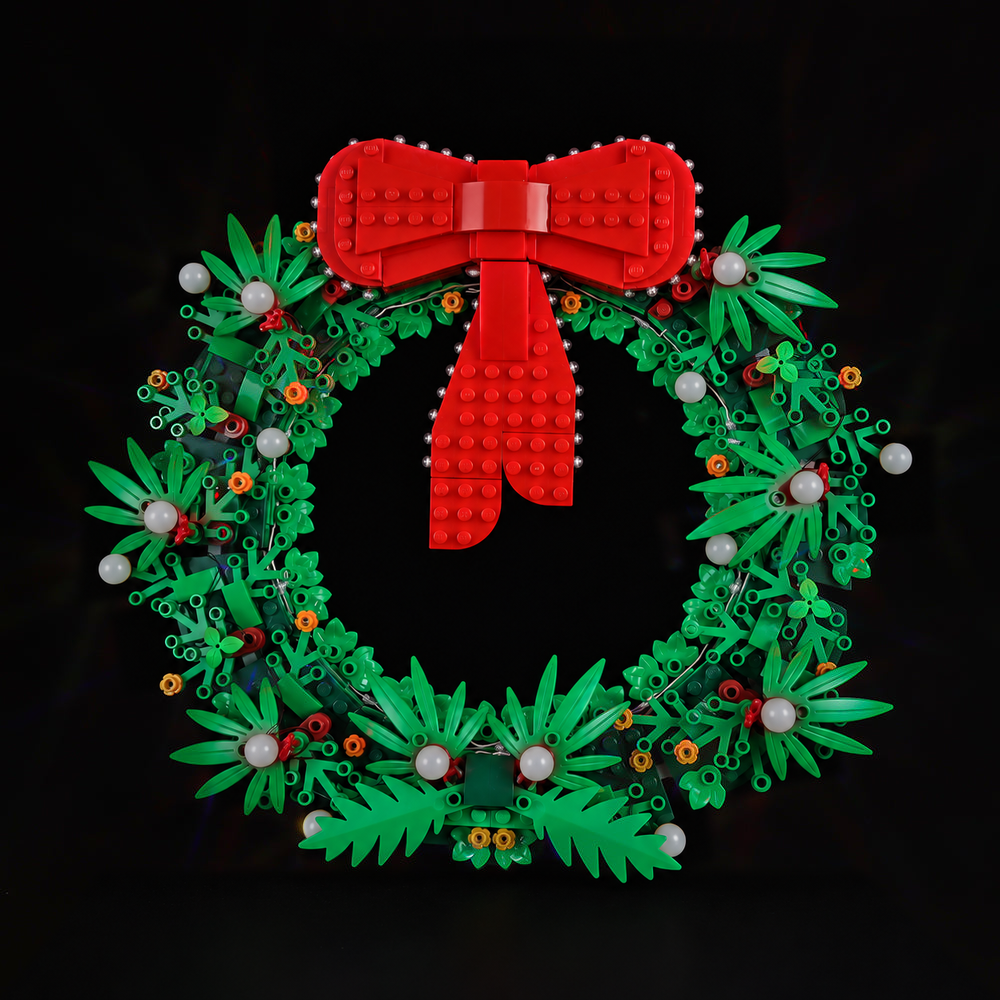 LEGO® Christmas Wreath 2-in-1 40426 with Game of Bricks Lights switched off, matching the main product photograph.