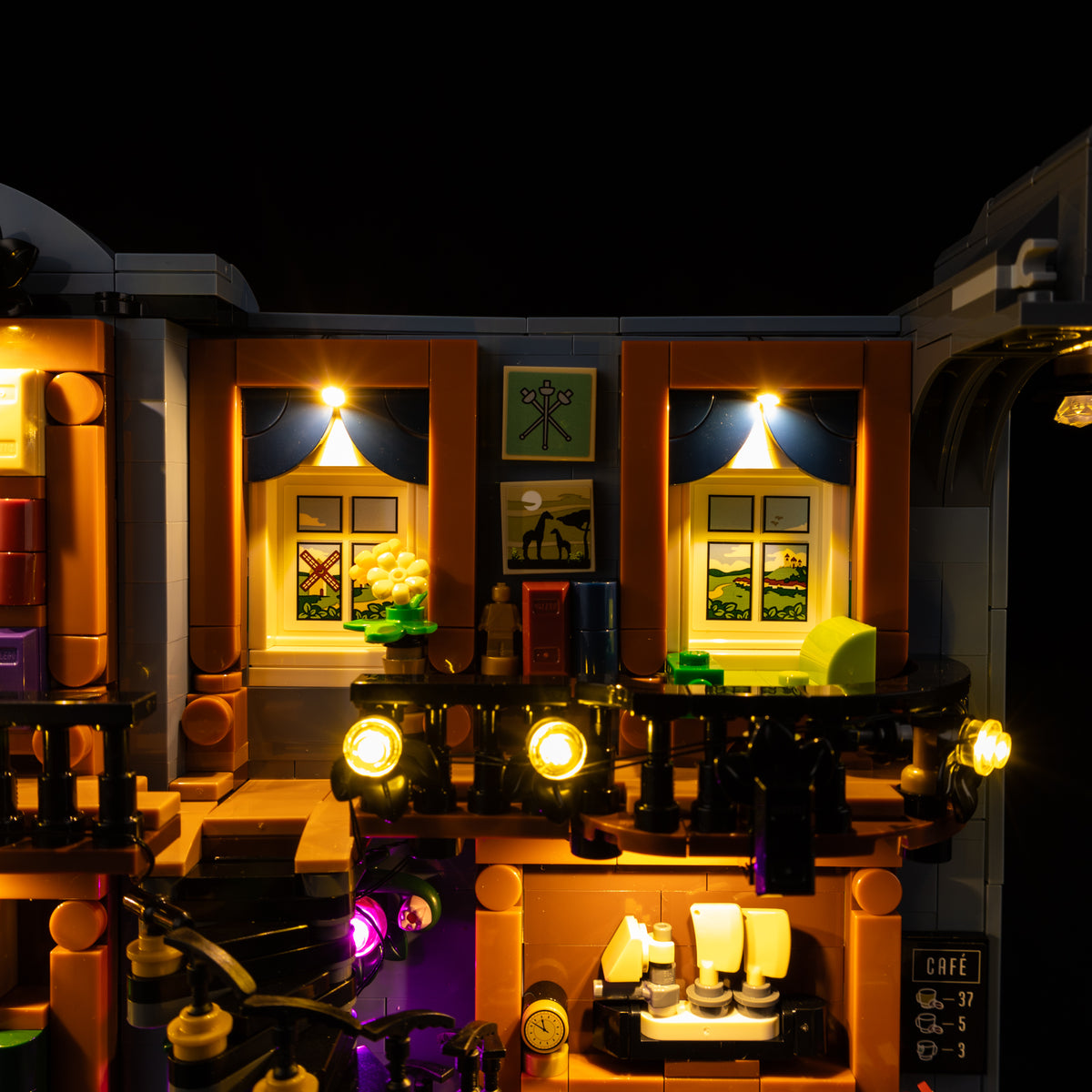 Illuminated LEGO Bookstore: Book Nook 11379 detail 11