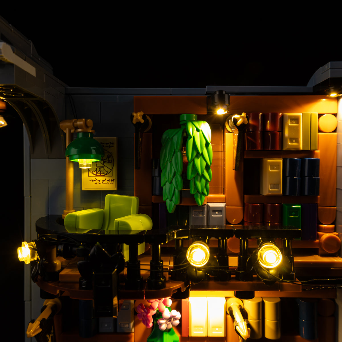 Illuminated LEGO Bookstore: Book Nook 11379 detail 13