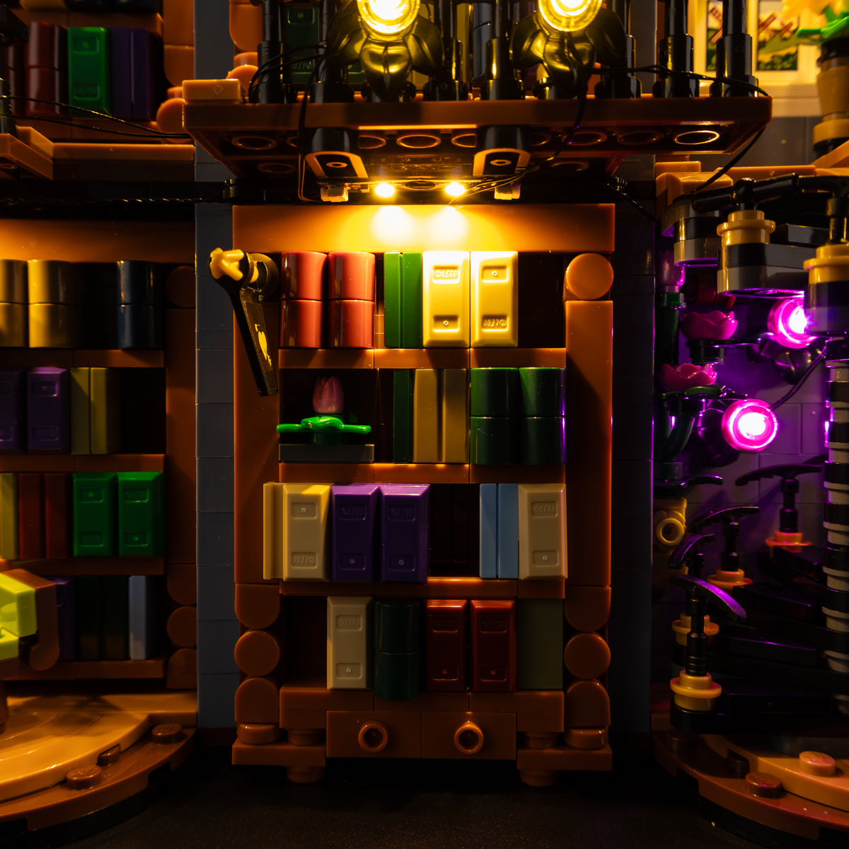 Illuminated LEGO Bookstore: Book Nook 11379 detail 9