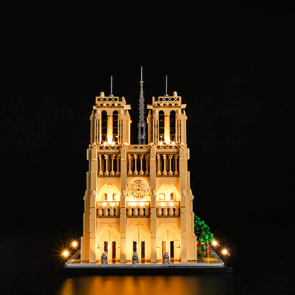 LEGO® Notre-Dame de Paris 21061 with the Game of Bricks light kit, the façade.
