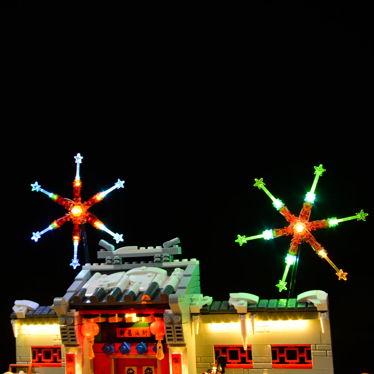 LEGO® Story of Nian 80106 light kit: two illuminated fireworks above the snowy courtyard.