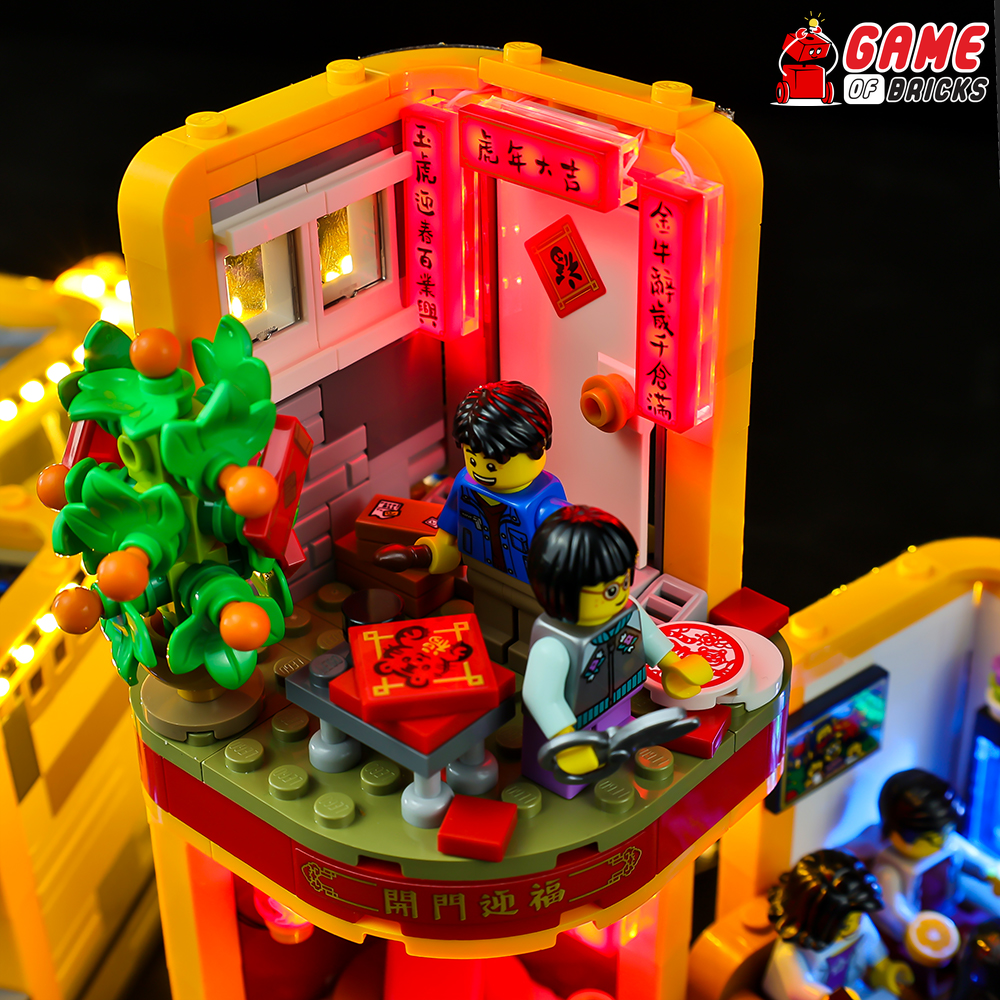 LEGO® Lunar New Year Traditions 80108, welcome at the door with Game of Bricks lights