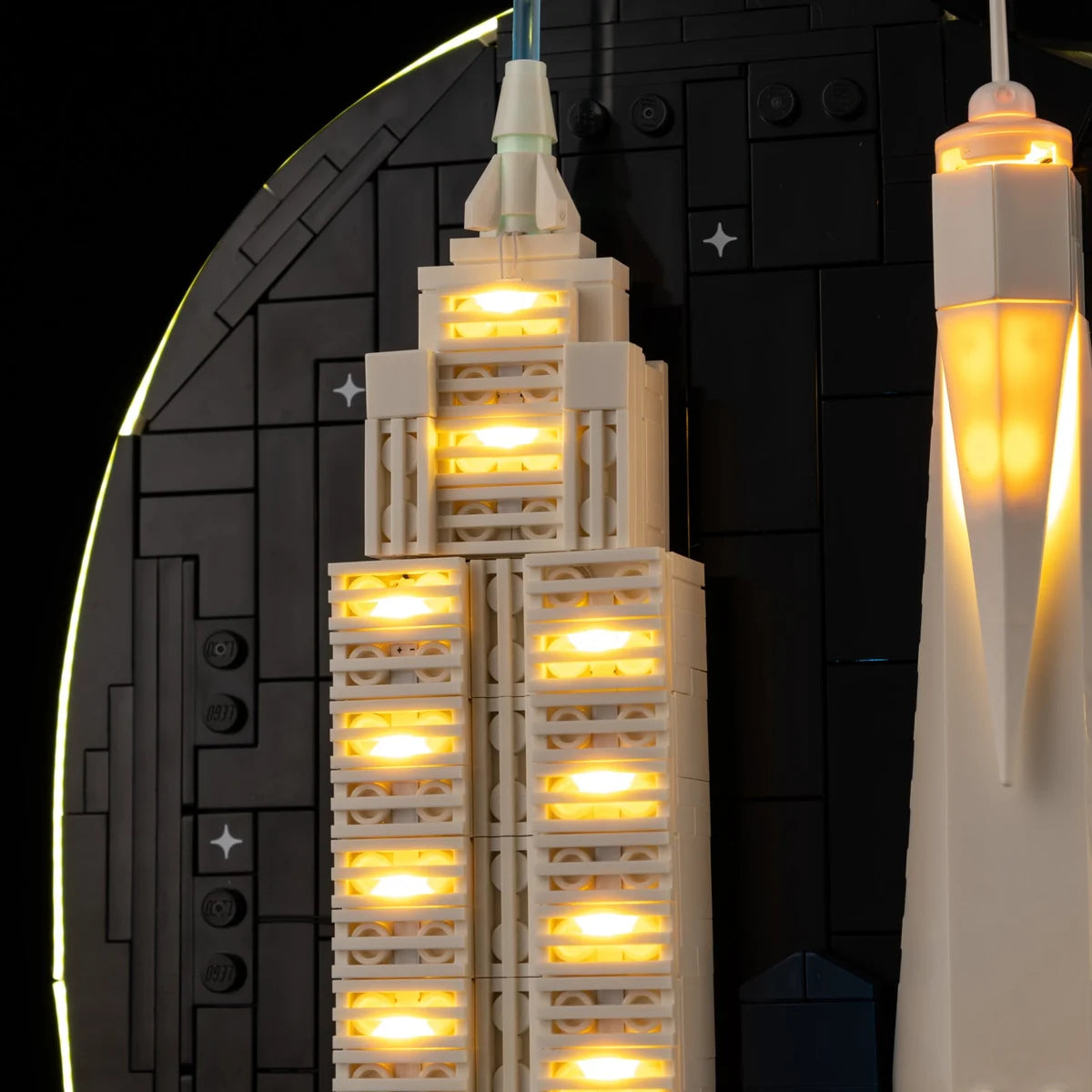 Light Kit for LEGO® New York City – The Big Apple 21066 — warm-lit Empire State Building